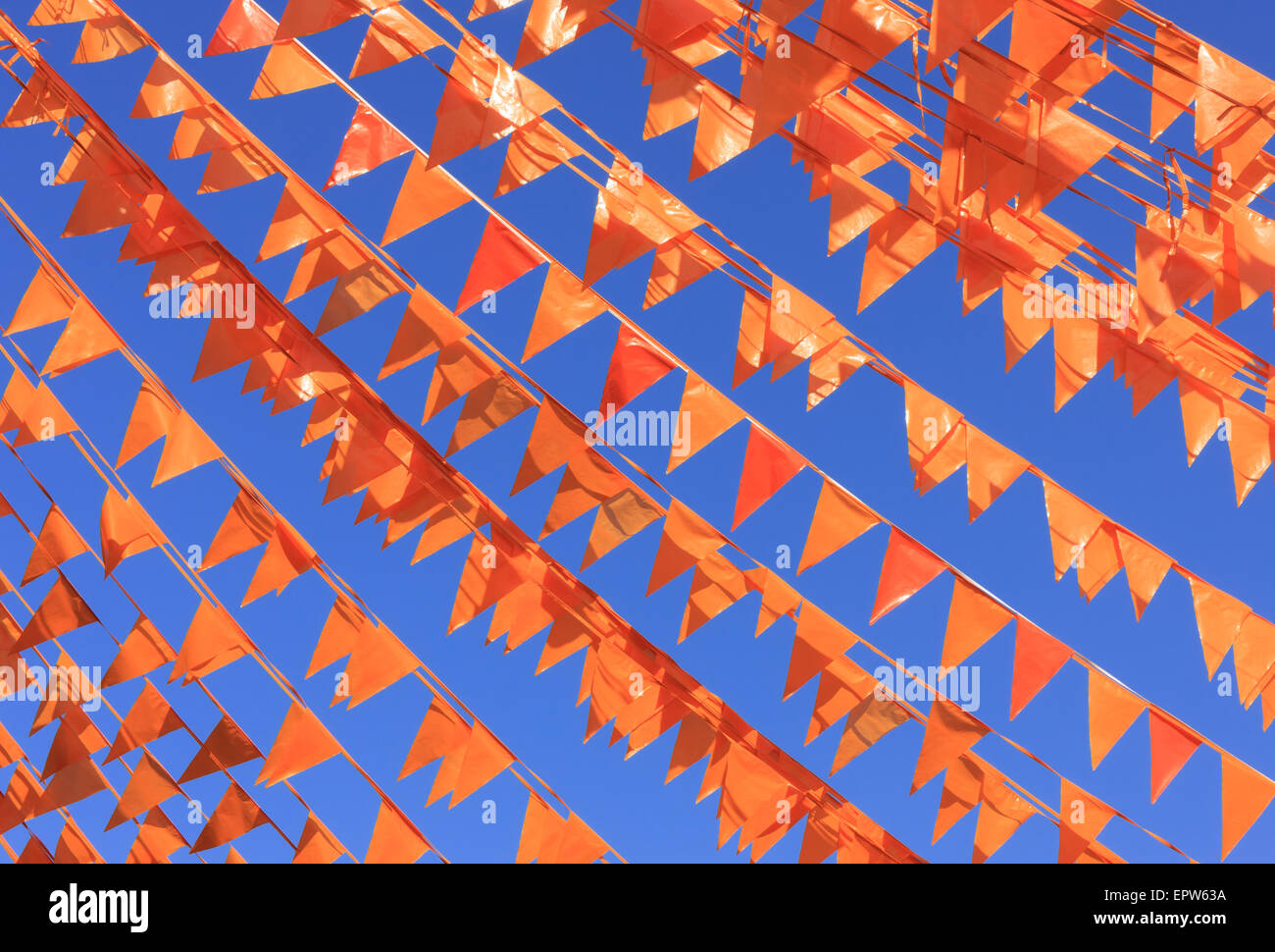 Drapeaux Orange contre un ciel bleu pendant la coupe du monde de football (également utilisé sur Kings day en Hollande). Banque D'Images