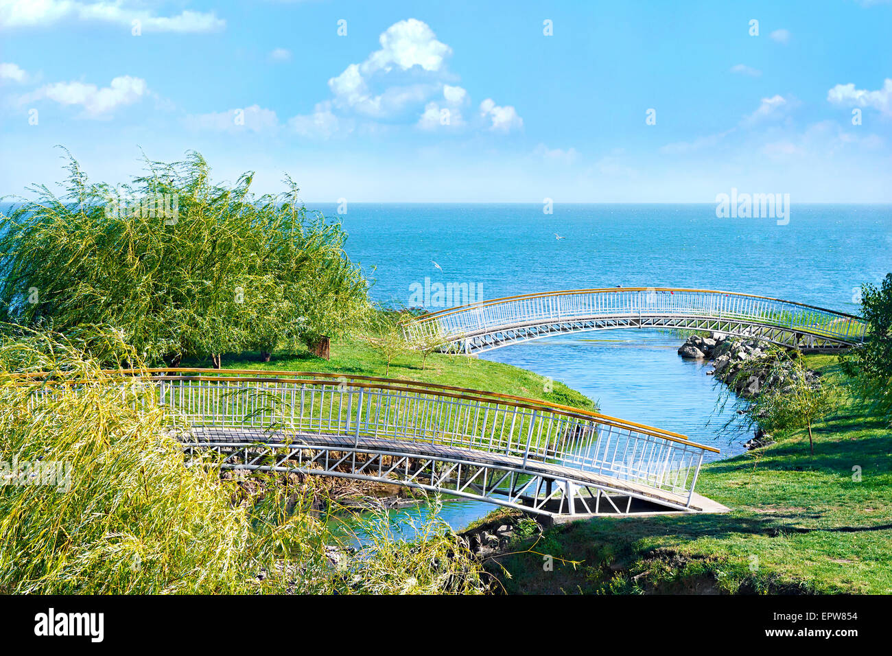 Des ponts pour piétons de l'autre côté de la rivière qui se jette dans la mer Banque D'Images