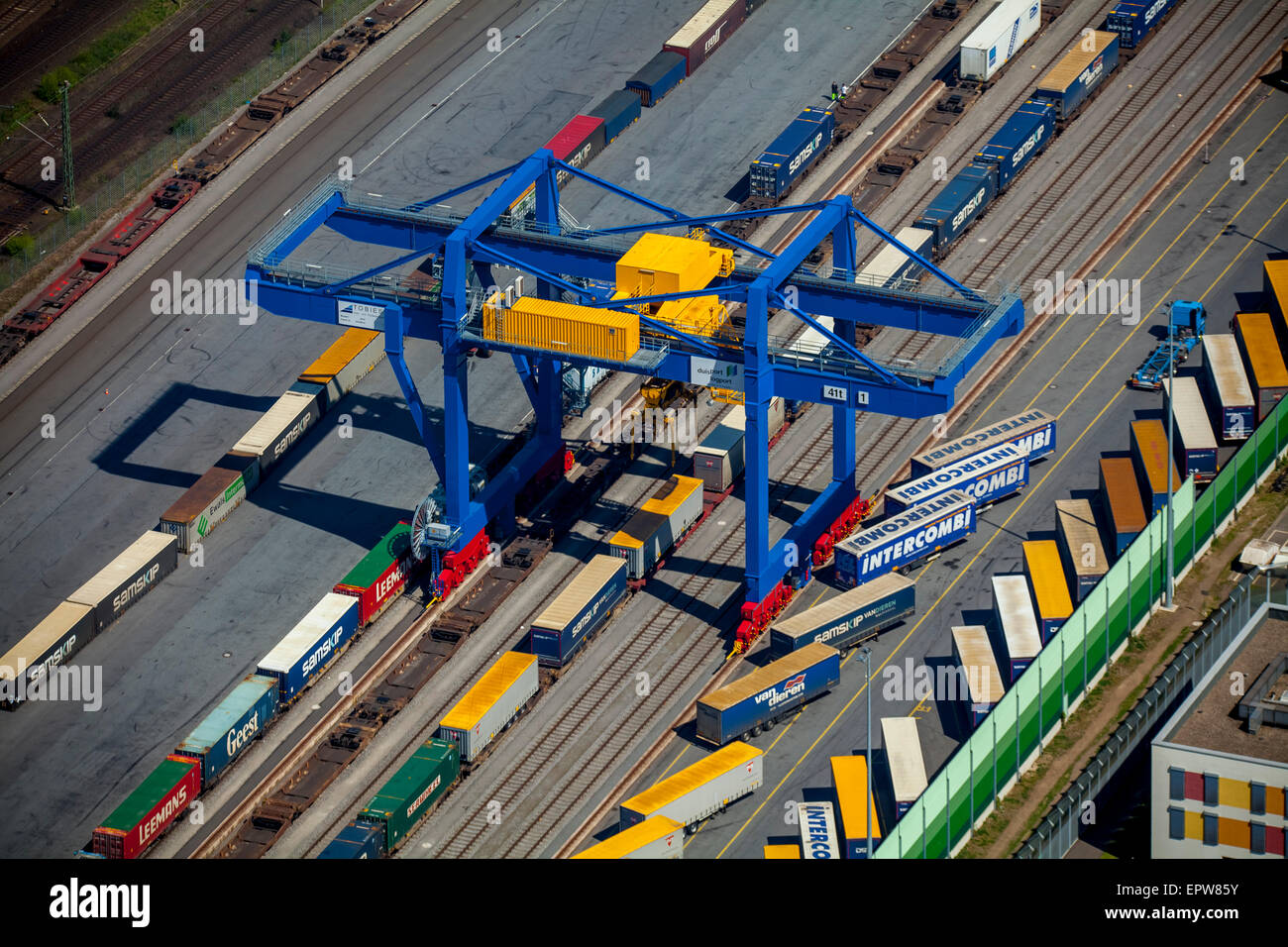 Logport avec les terminaux de conteneurs avec nouveau treuil grue, Friemersheim, Duisburg, Ruhr, Rhénanie du Nord-Westphalie, Allemagne Banque D'Images