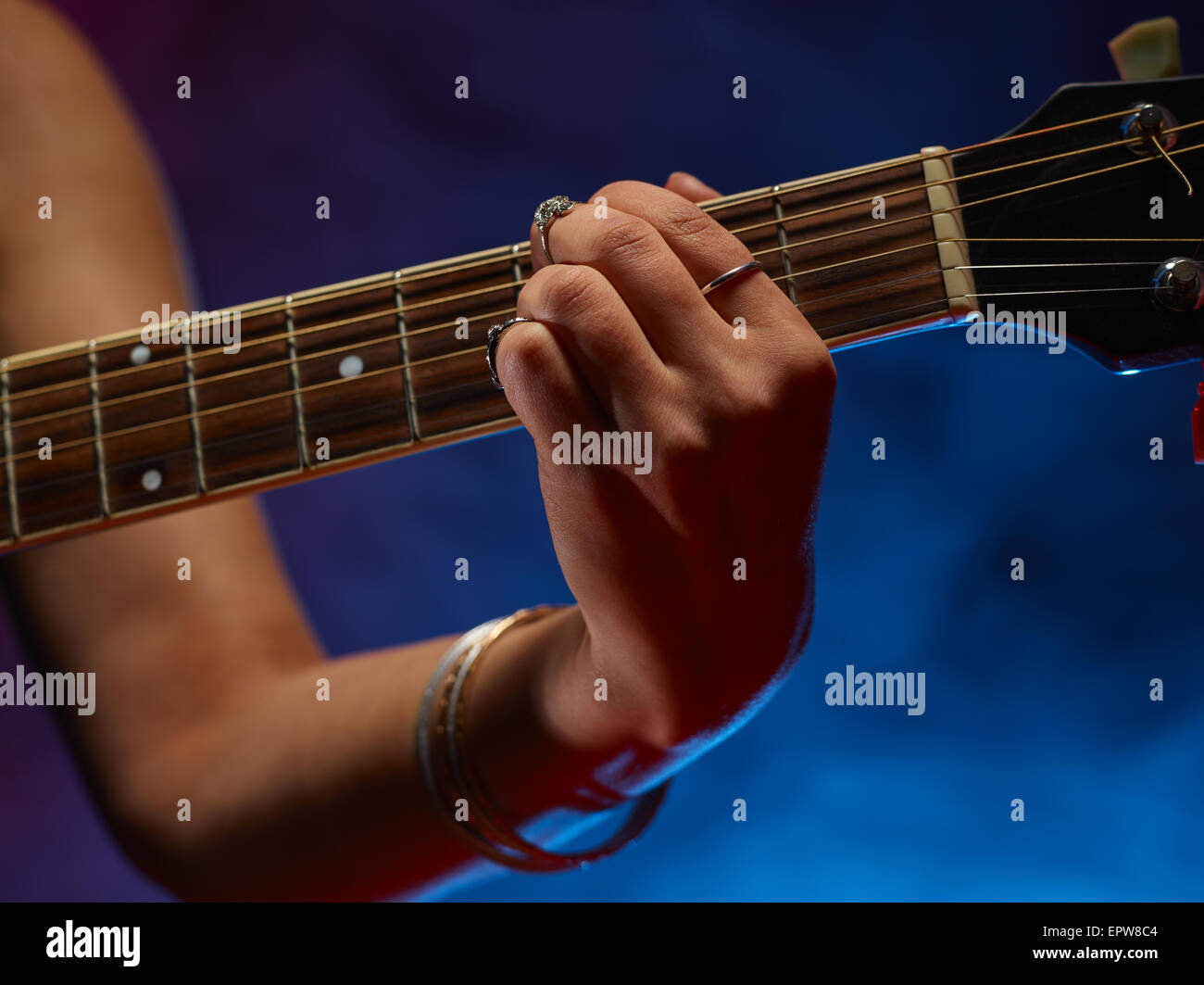 Close up, femme joue une guitare, fumé sur scène historique Banque D'Images