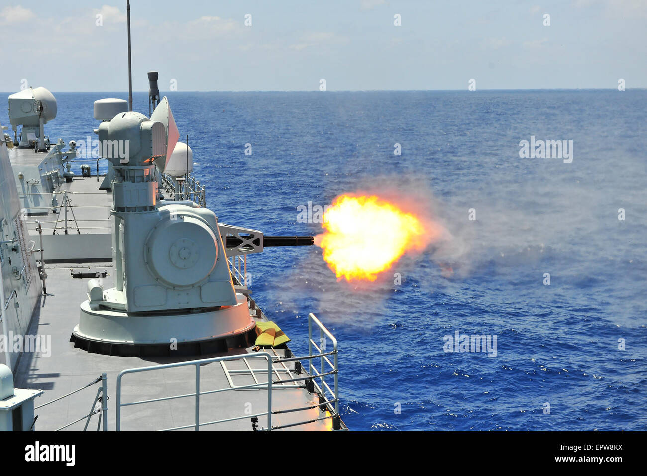 Qingdao flotte. 21 mai, 2015. Photo prise le 21 mai 2015 présente le "sino-russe mer commune-2015 exercices'. Les forces navales chinoises et russes le jeudi terminé leurs exercices militaires conjoints dans la Méditerranée. La "Mer commune-2015', les exercices impliquant six trois navires chinois et russe, ont été organisées en quatre phases, l'accent sur la défense maritime, l'approvisionnement et d'escorte. C'était la quatrième depuis la mer sino-russe a commencé les exercices en 2012. Credit : Xiong Libing/Xinhua/Alamy Live News Banque D'Images