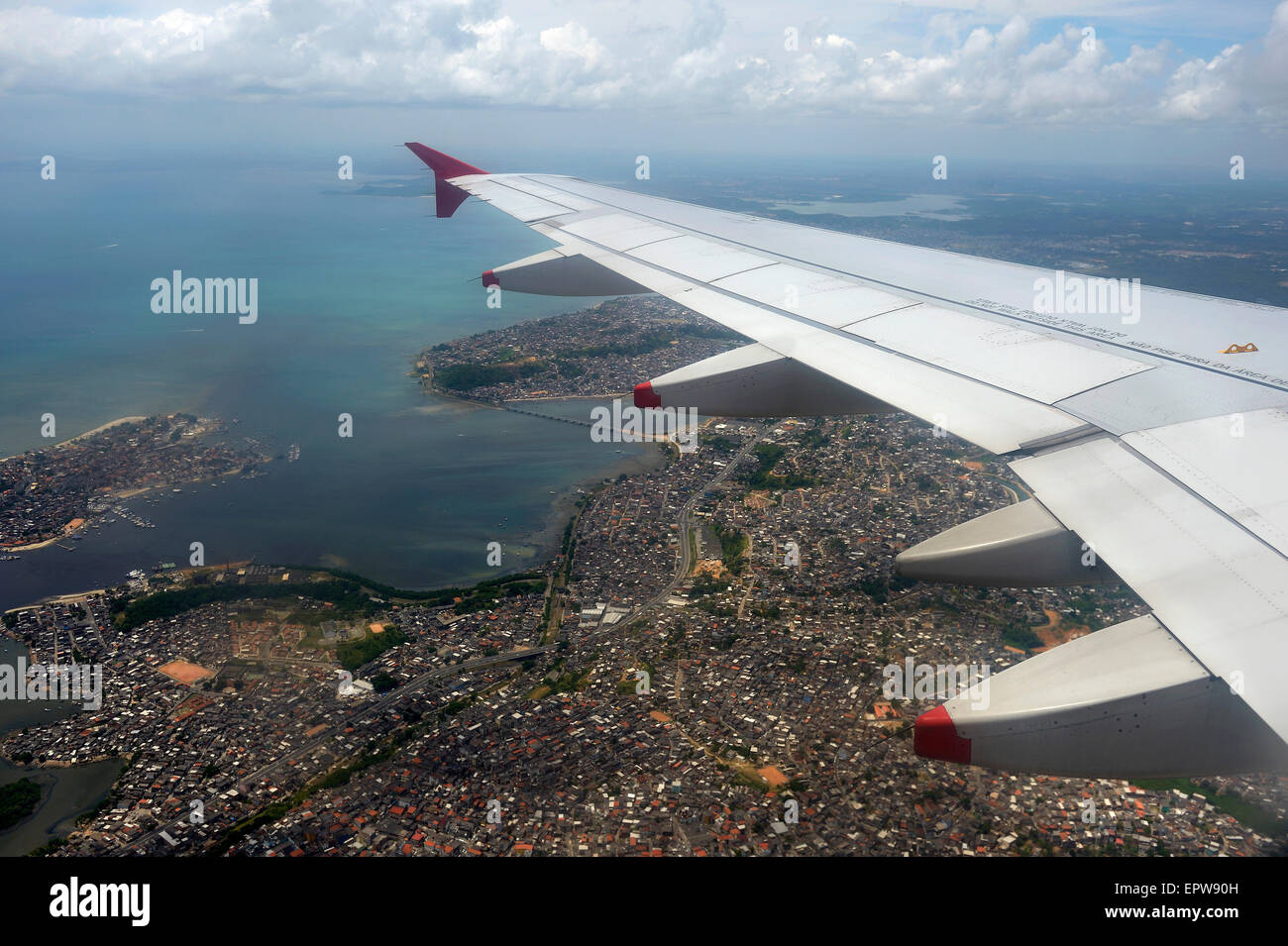 Vue aérienne avec l'aile d'avion, atterrissage à Salvador de Bahia, Bahia, Brésil Banque D'Images