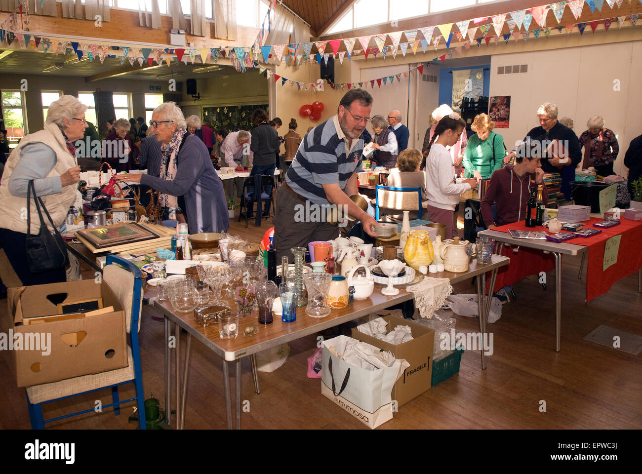 Stands vendant toutes sortes de marchandises à une semaine d'aide chrétienne matin café pour recueillir des fonds pour la charité, Hindhead, Hampshire, Royaume-Uni. Banque D'Images