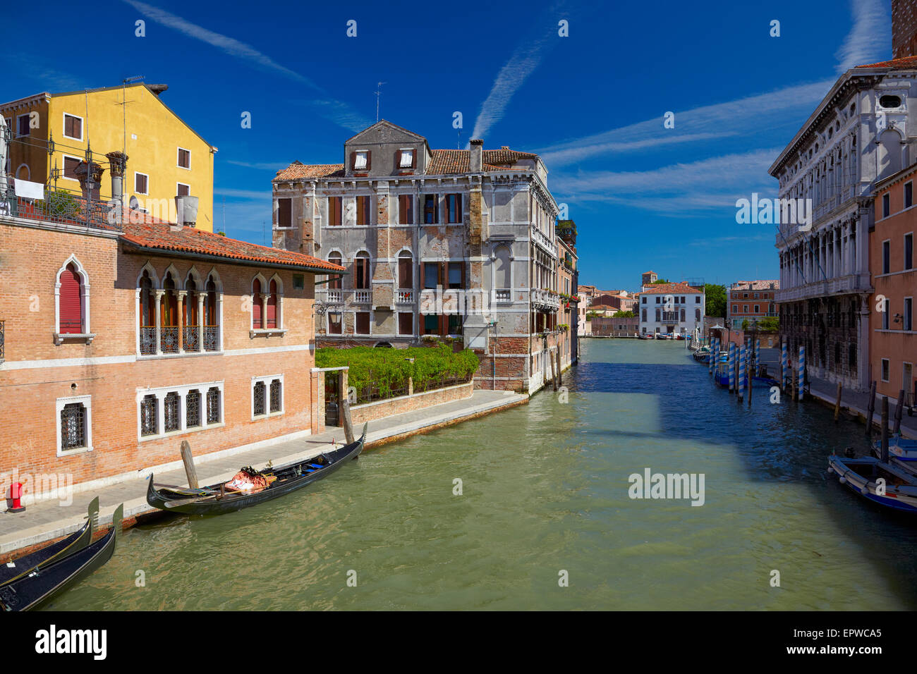 Vue sur le Canal de Cannaregio pont Guglie ( Pont delle Guglie ) à Venise, Italie Banque D'Images