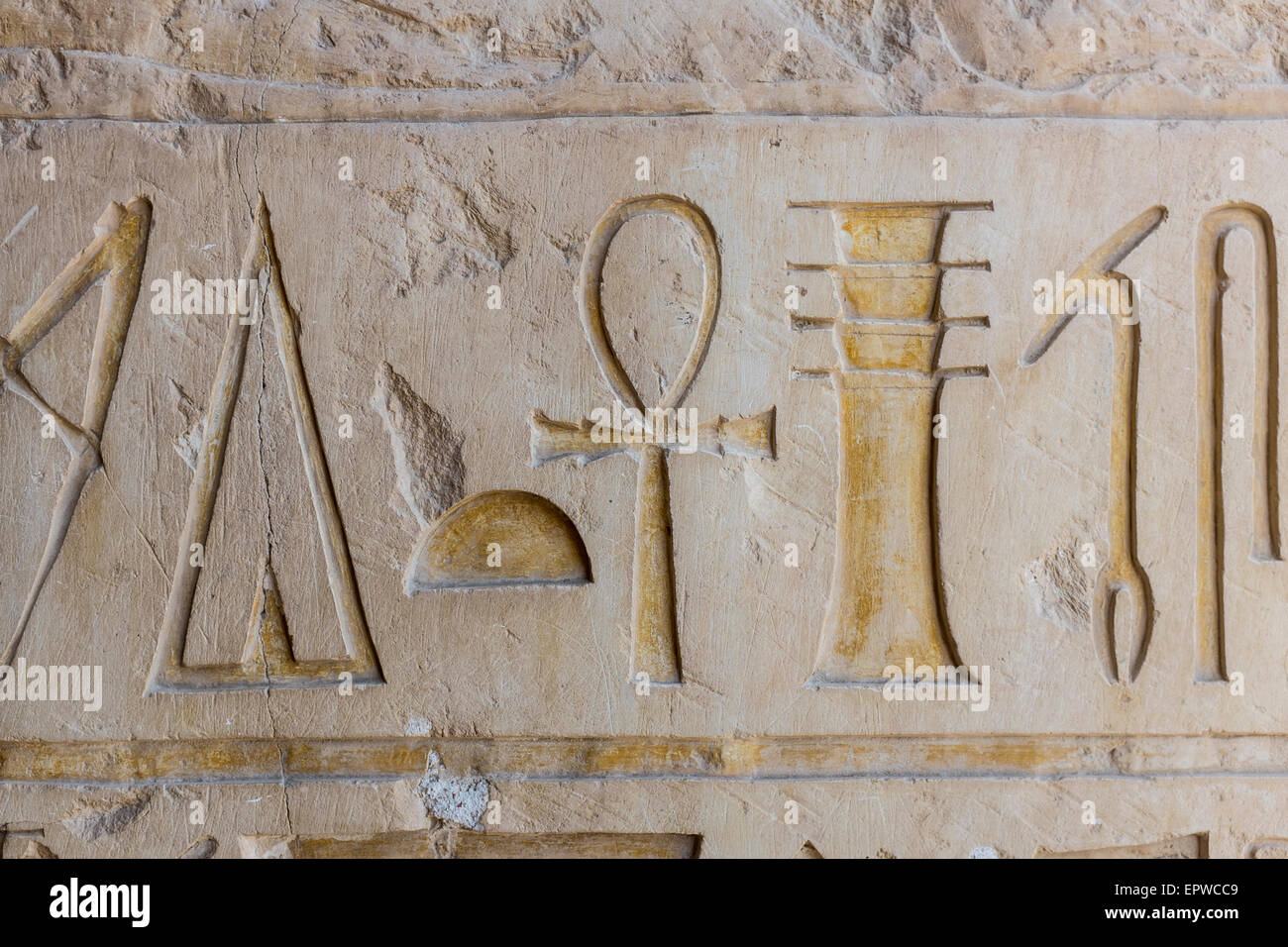 Heiroglyphics illustrant l'Ankh et pilier djed, le temple de la reine Hatshepsout, Deir el-Bahri, rive ouest du Nil, Louxor, Egypte Banque D'Images
