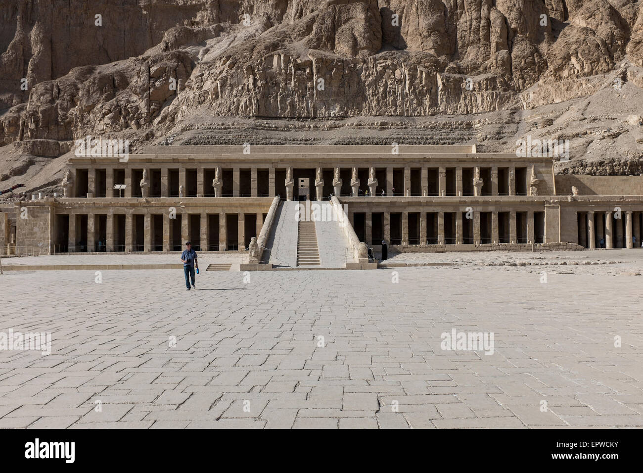 Le temple funéraire de la Reine Hatshepsout à Deir el-Bahri sur la rive ouest du Nil, Louxor, Égypte. Banque D'Images