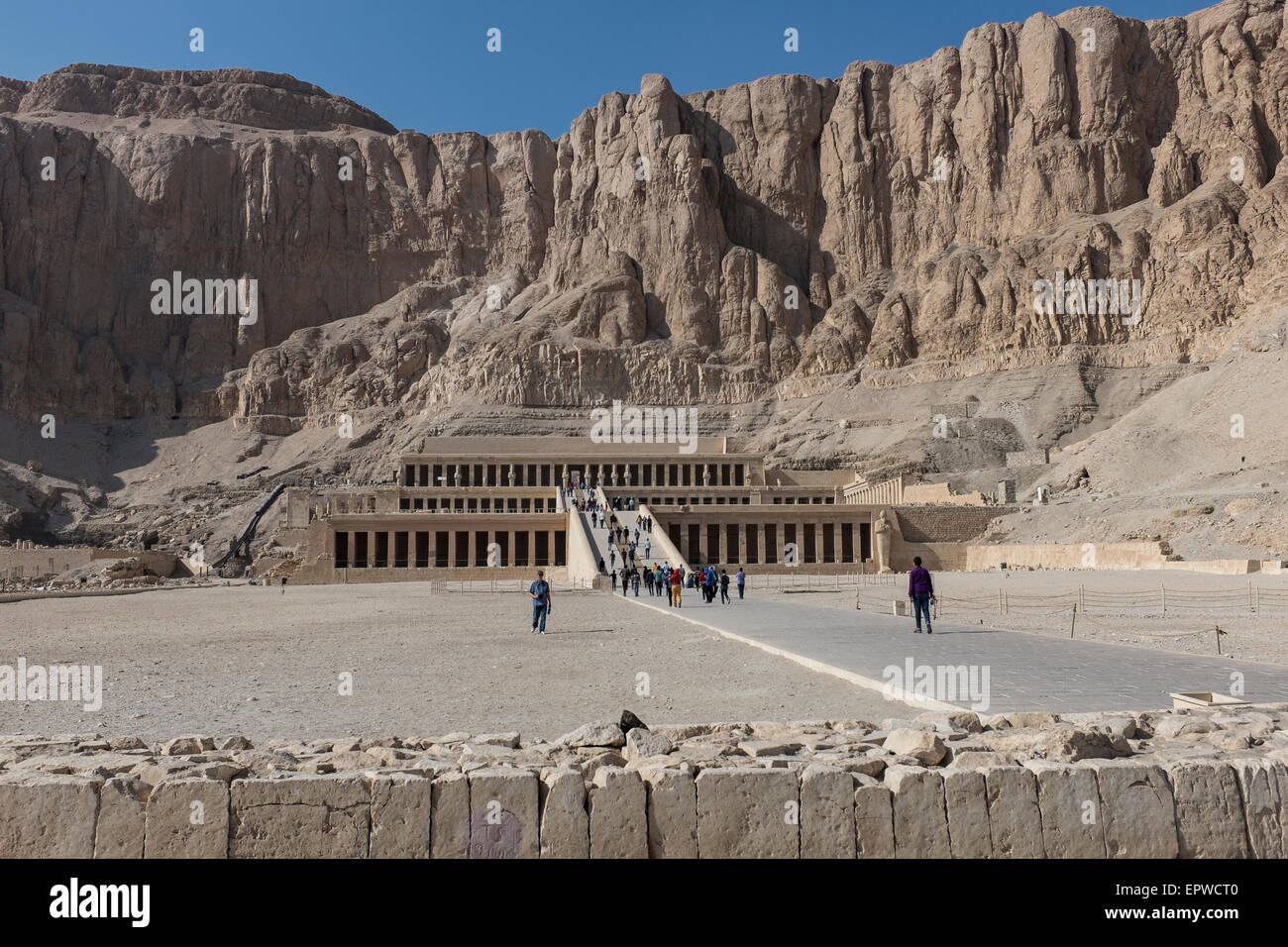 Le temple funéraire de la Reine Hatshepsout à Deir el-Bahri sur la rive ouest du Nil, Louxor, Égypte. Banque D'Images