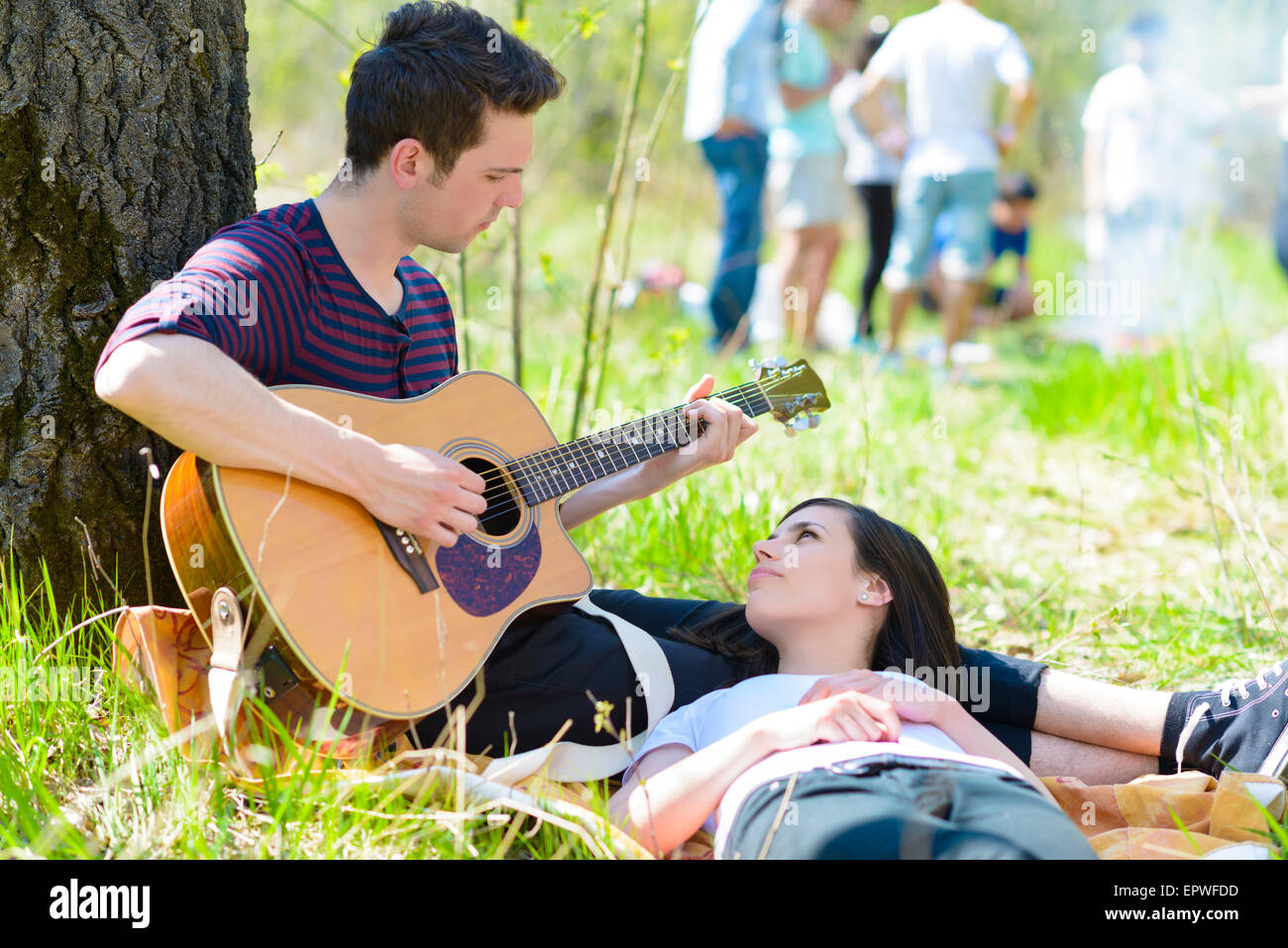 Couple Relaxing at Picnic en journée d'été Banque D'Images