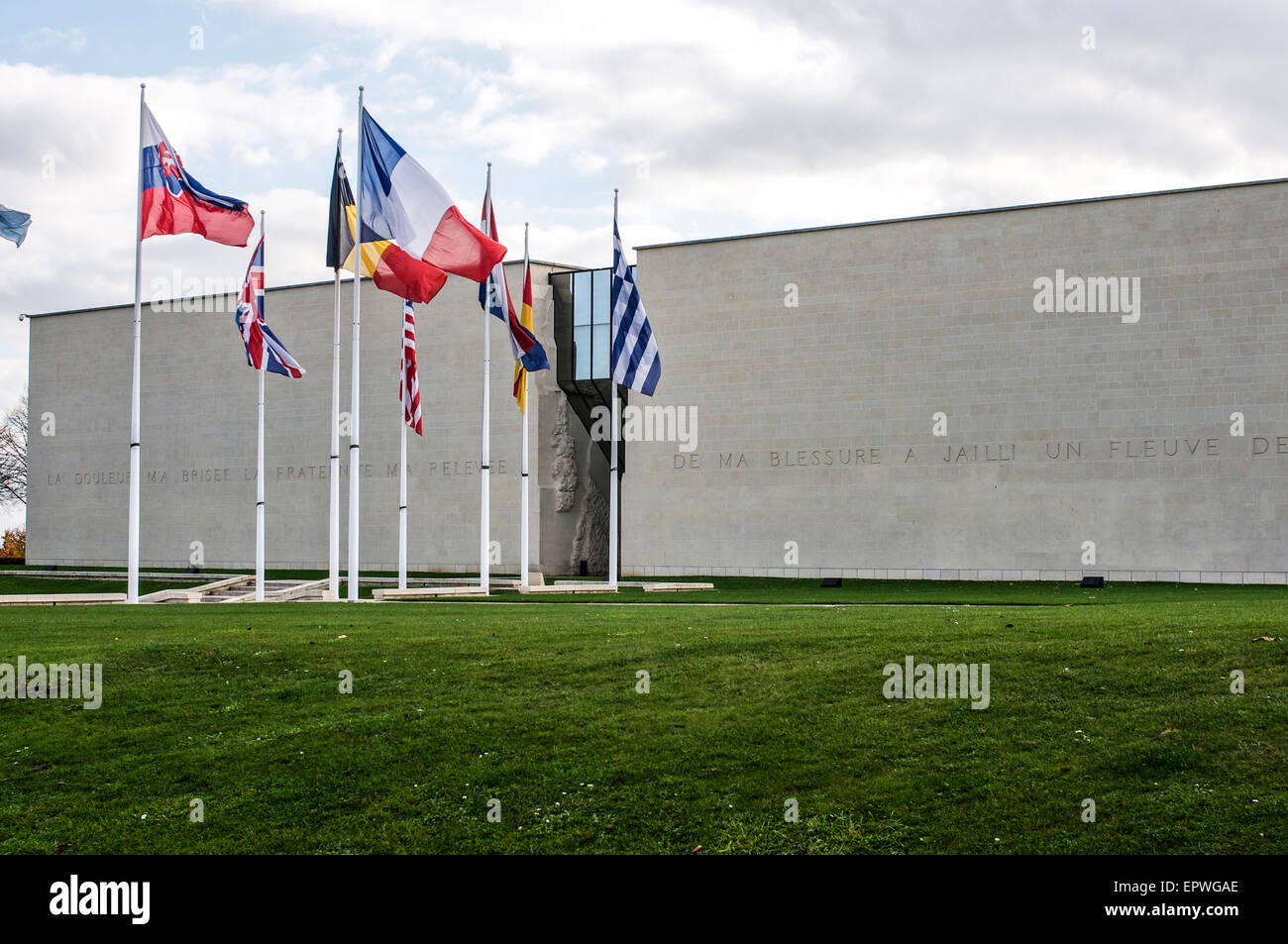 L'extérieur de l'immeuble contemporain abritant le musée de la guerre Mémorial de la paix de Caen à Caen, Normandie, France. Banque D'Images