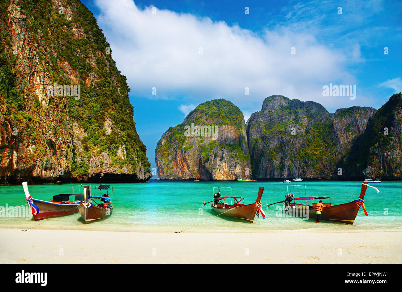 Tropical Beach, longue queue traditionnels bateaux, célèbre Maya Bay, Thaïlande Banque D'Images