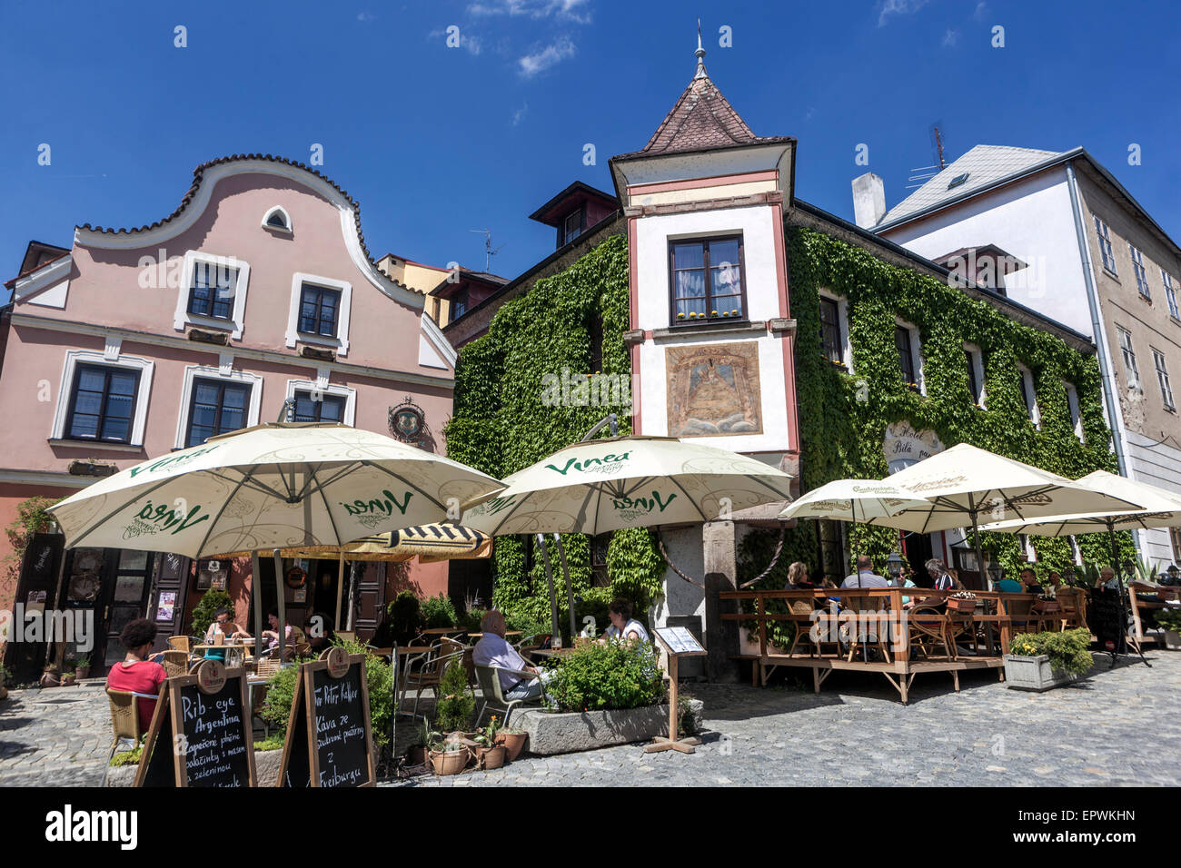 Bar trottoir dans la vieille ville historique Jindrichuv Hradec République tchèque Banque D'Images