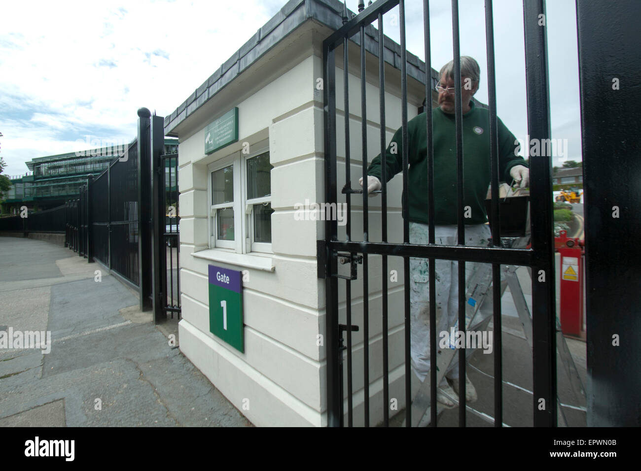 Wimbledon Londres, Royaume-Uni. 22 mai, 2015. Peinture des ouvriers les grilles du portes de la préparation comme profils têtes avec cinq semaines jusqu'au début de la 2015 de Wimbledon le 29 juin Crédit : amer ghazzal/Alamy Live News Banque D'Images