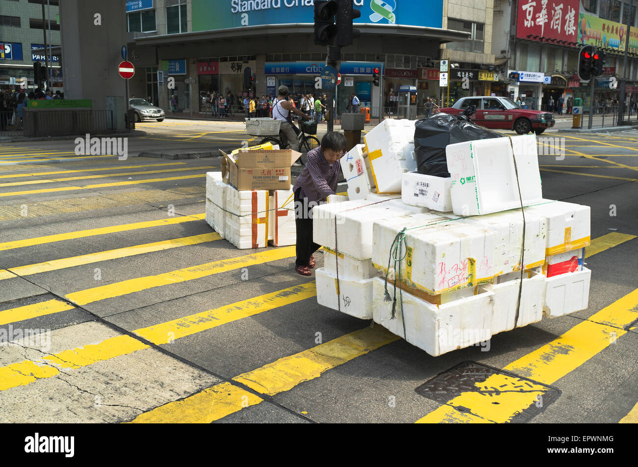 dh Street MONG KOK HONG KONG femme chinoise de livraison poussant boîte de livraison de service de chariot Banque D'Images