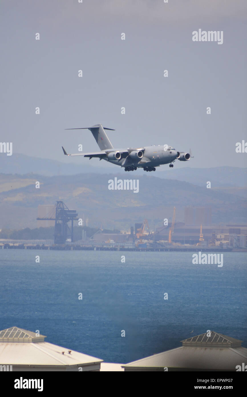 Gibraltar. 22 mai 2015. L'arrivée à 13 heures aujourd'hui d'un avion de transport militaire C130 a coïncidé avec l'arrivée de Le HMS Astute, un sous-marin nucléaire de la classe Astute à Gibraltar. L'avion est le transport du personnel militaire à prendre part à la formation rocheuse, Pigeon tunnel exercices fondés sur la guerre. Crédit : Stephen Ignacio/Alamy Live News Banque D'Images