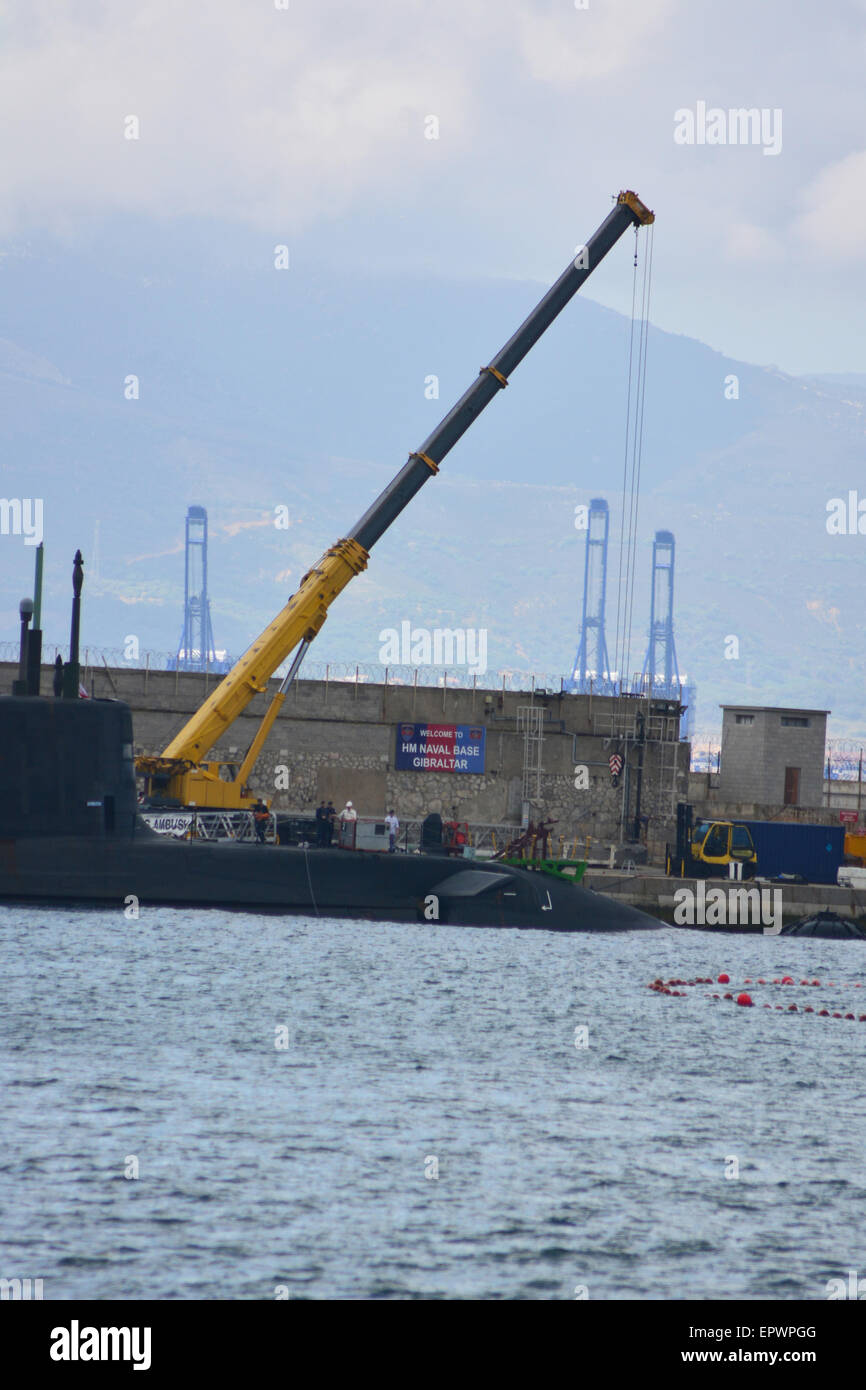 Gibraltar. 22 mai 2015. Le HMS Ambush, sous-marin nucléaire de la classe Astute après le chargement des torpilles pendant les heures de la matinée. La présence de sous-marins à Gibraltar a donné lieu à des plaintes de l'espagnol groupes environnementaux comme Verdermar, condamnant sa présence à Gibraltar. Crédit : Stephen Ignacio/Alamy Live News Banque D'Images