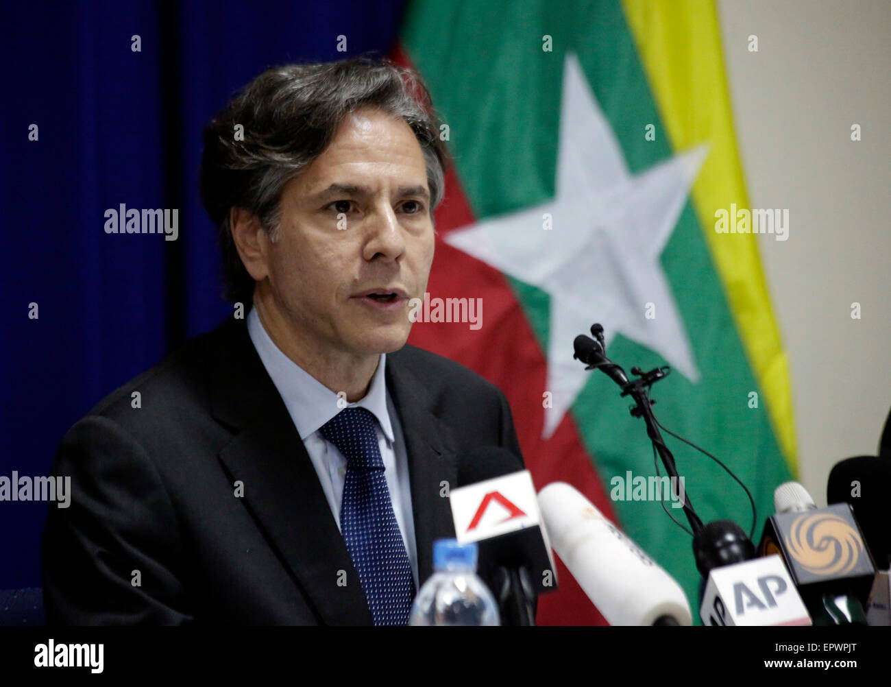 (150522) -- Yangon, le 22 mai 2015 (Xinhua) -- Le secrétaire d'Etat adjoint américain Antony J. Blinken parle lors d'une conférence de presse au cours de sa visite au Myanmar à Yangon, Myanmar, le 22 mai 2015. (Xinhua/U Aung)(zhf) Banque D'Images