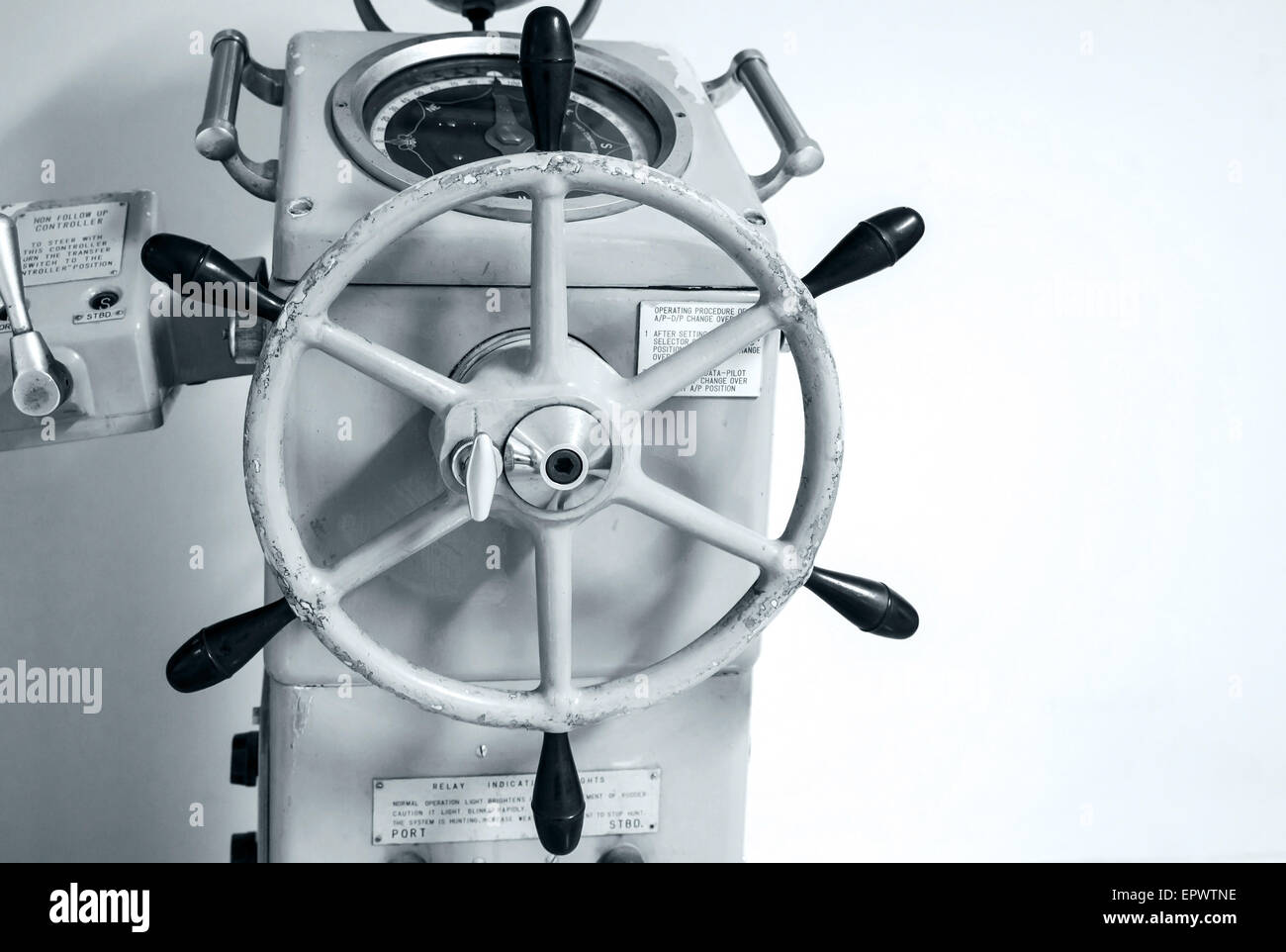 Vieux bateau pilote automatique avec répétiteur du gyrocompas et volant, photo monochrome dans les tons bleus Banque D'Images