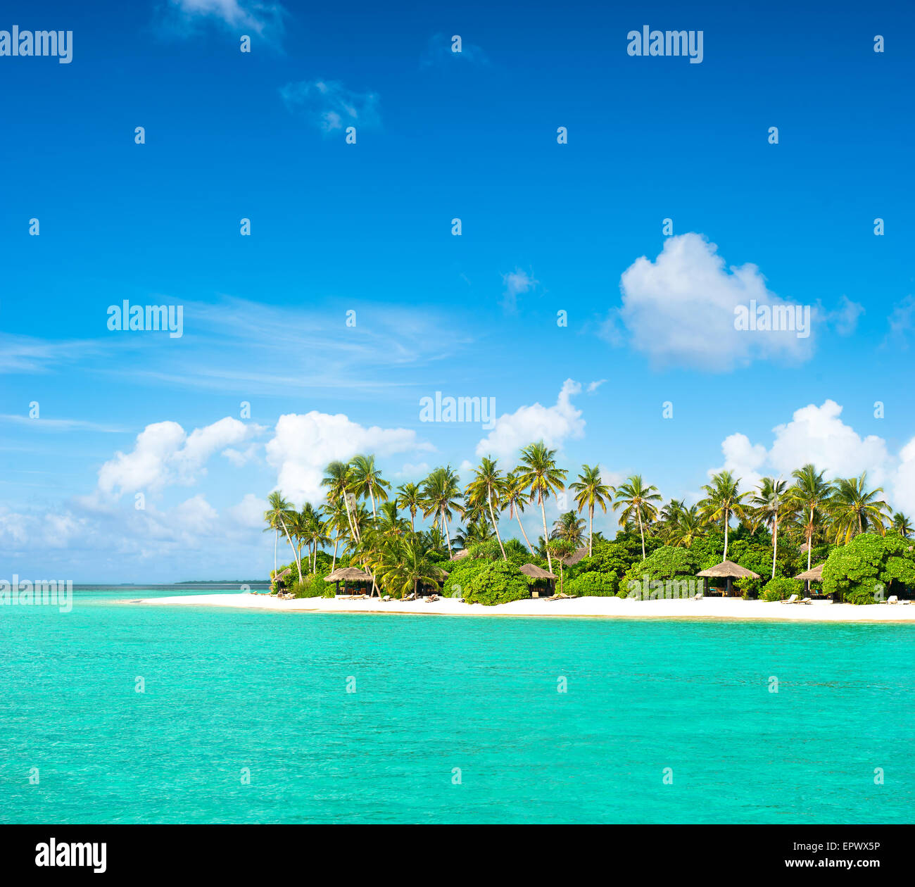 Paysage de l'île tropicale plage avec palmiers et ciel nuageux ciel bleu Banque D'Images