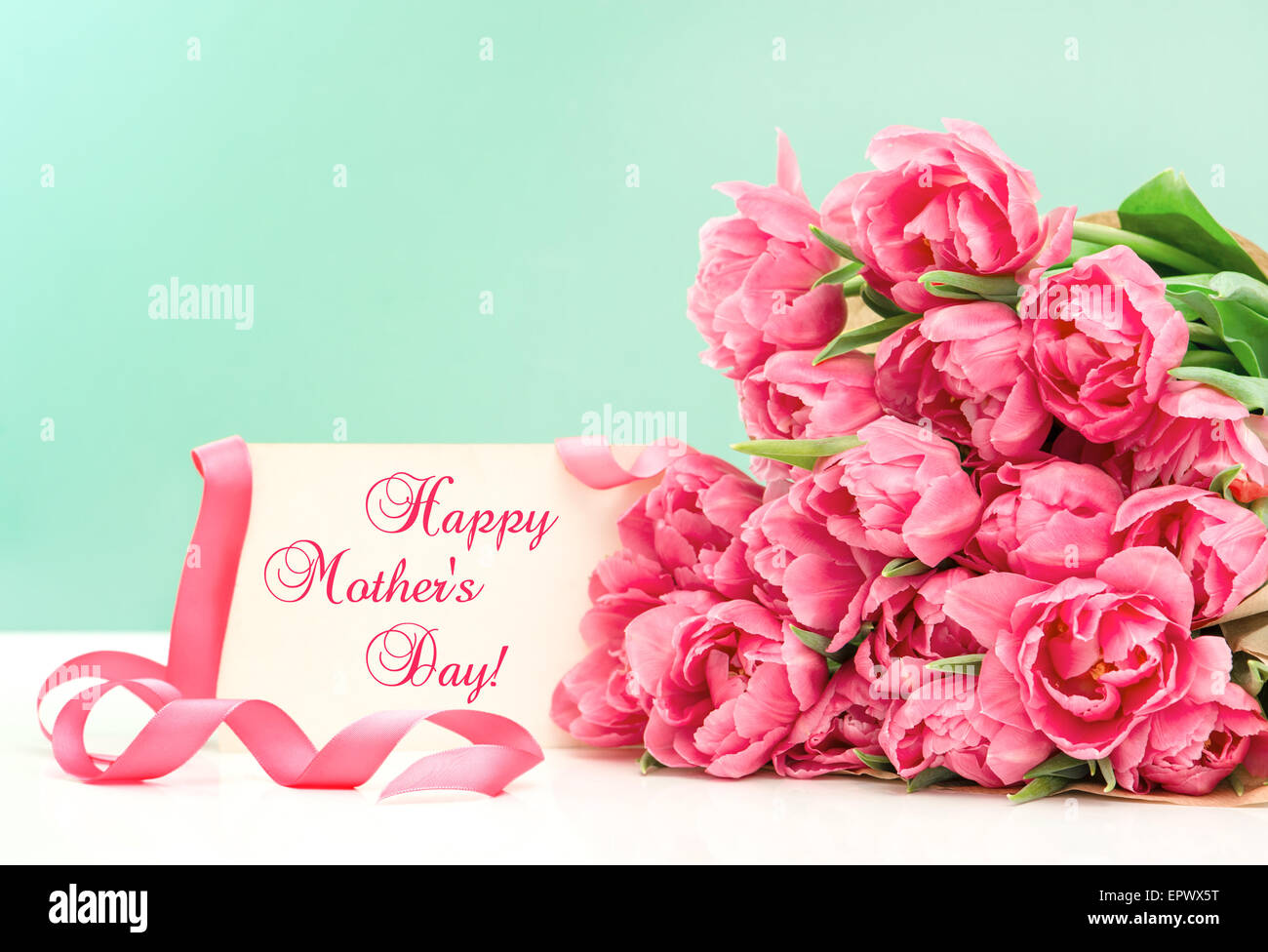 Tulipe rose et carte de souhaits avec l'exemple de texte heureuse fête des mères ! Banque D'Images