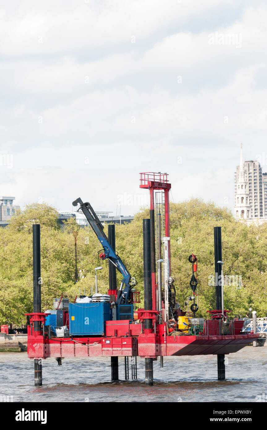 Forage Forage sous la Tamise dans le centre de Londres pour évaluer les conditions géologiques de la Thames Tunnel Tideway super sewer. Banque D'Images