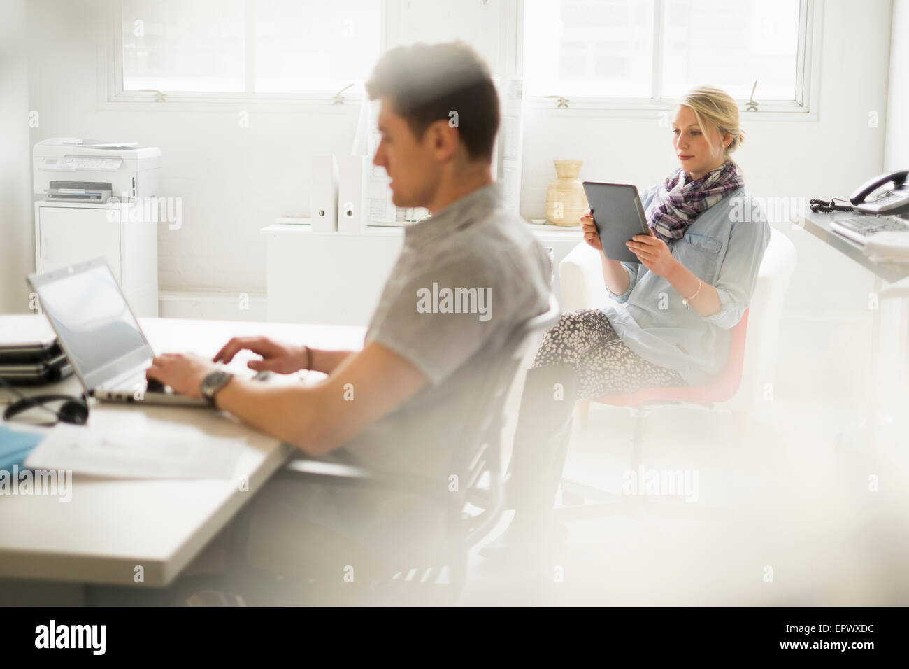 Man and Woman working in office Banque D'Images