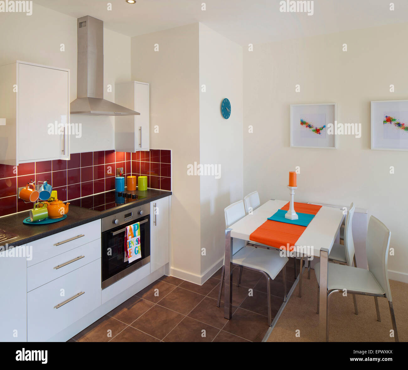 Cuisine ouverte et salle à manger dans le neuf à Wallis Buckshaw Cour Village, une communauté nouvellement créé de Chorley, Lancashire, UK Banque D'Images