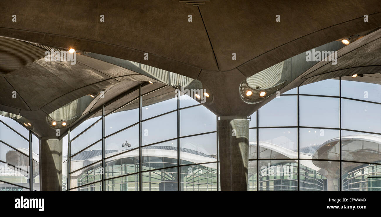 L'Aéroport International Queen Alia, Amman. Plafond en béton et de vitrage Banque D'Images