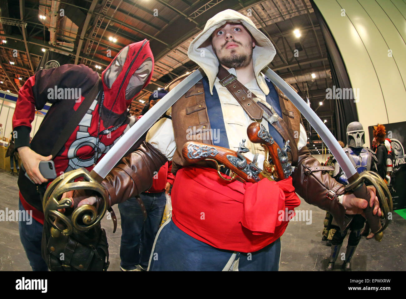 Londres, Royaume-Uni. 22 mai 2015. Les participants à MCM Comic Con à Excel de Londres où fans habillés en costumes comme leur favori, le film, bande dessinée ou cosplay fantasy caractère lors ils jouissaient d'un grand congrès restauration de vieux classiques et nouveaux. Crédit : Paul Brown/Alamy Live News Banque D'Images