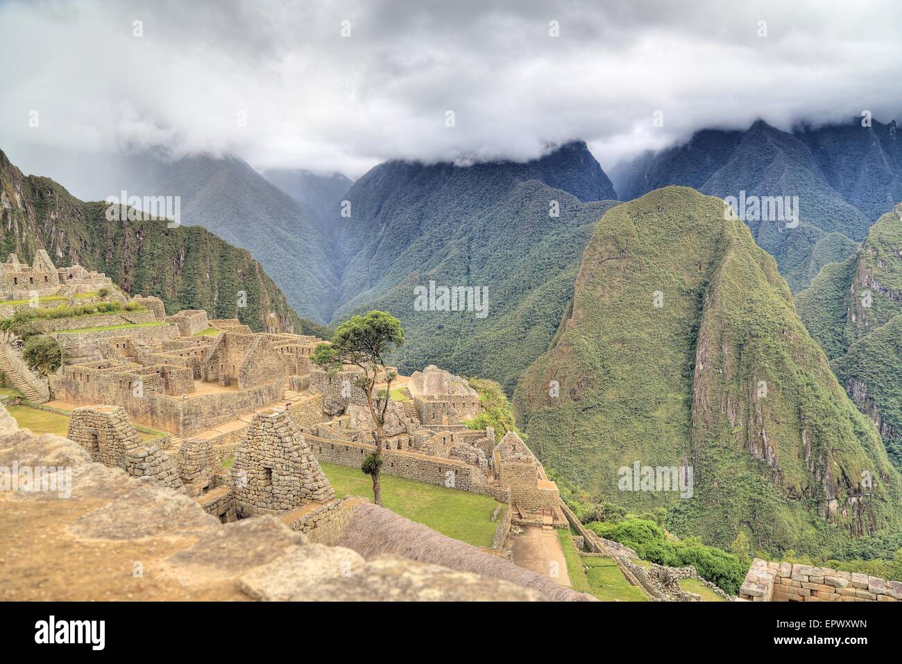 Le Machu Picchu, une citadelle Inca situé en altitude, dans la cordillère des Andes, au Pérou, au-dessus de la vallée de la rivière Urubamba Banque D'Images
