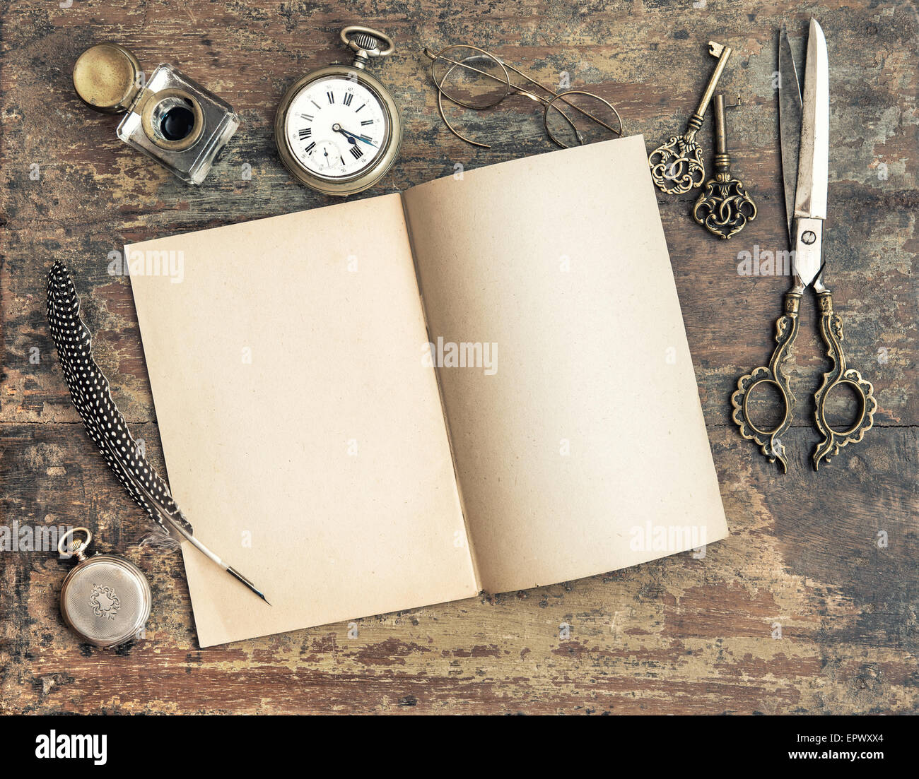 Nature morte au livre ouvert et outils d'écriture antique sur fond de bois. Retro style tonique photo Banque D'Images