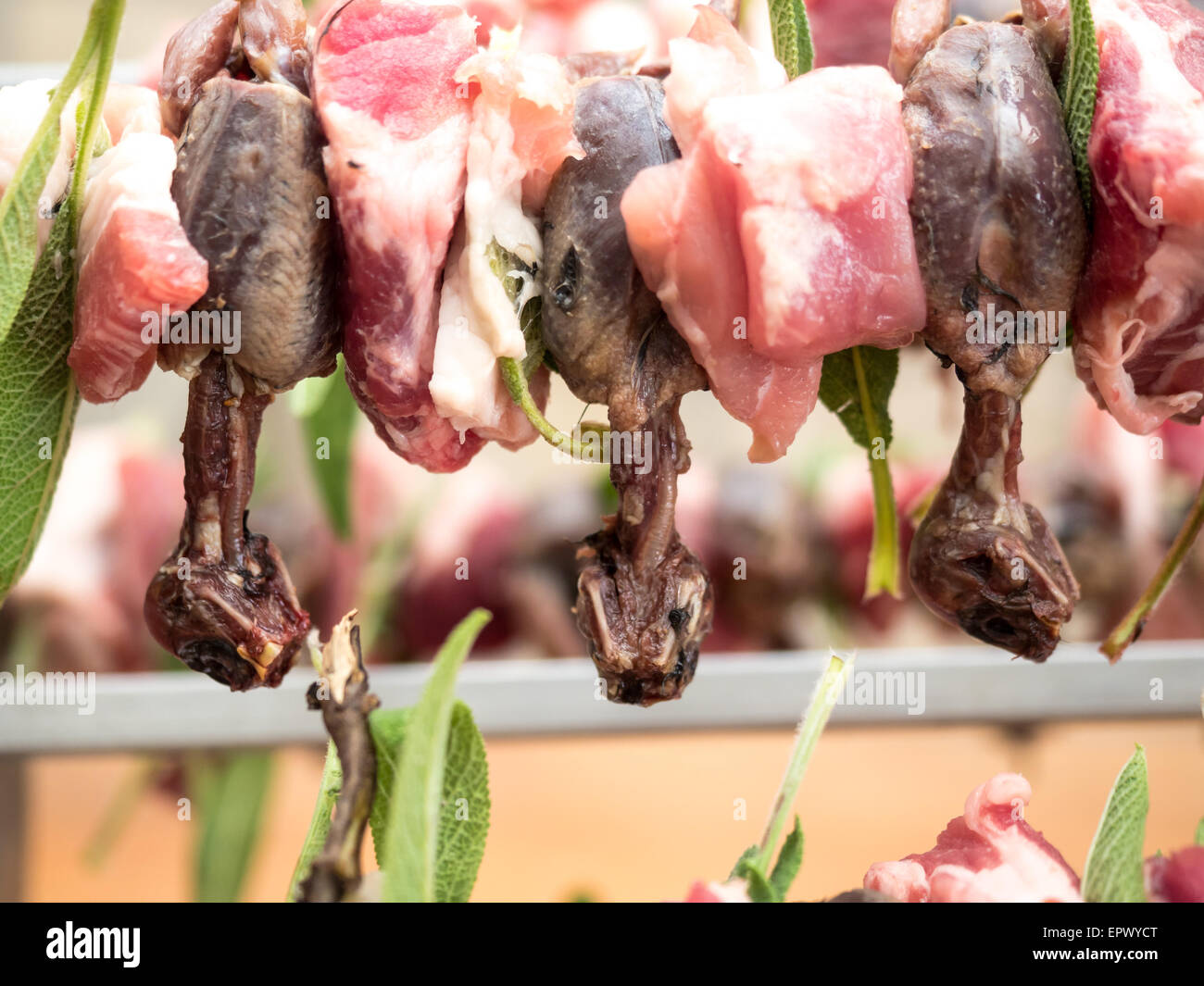 Les oiseaux sur la flèche avec la viande, bacon et sage prêt pour la cuisson Banque D'Images