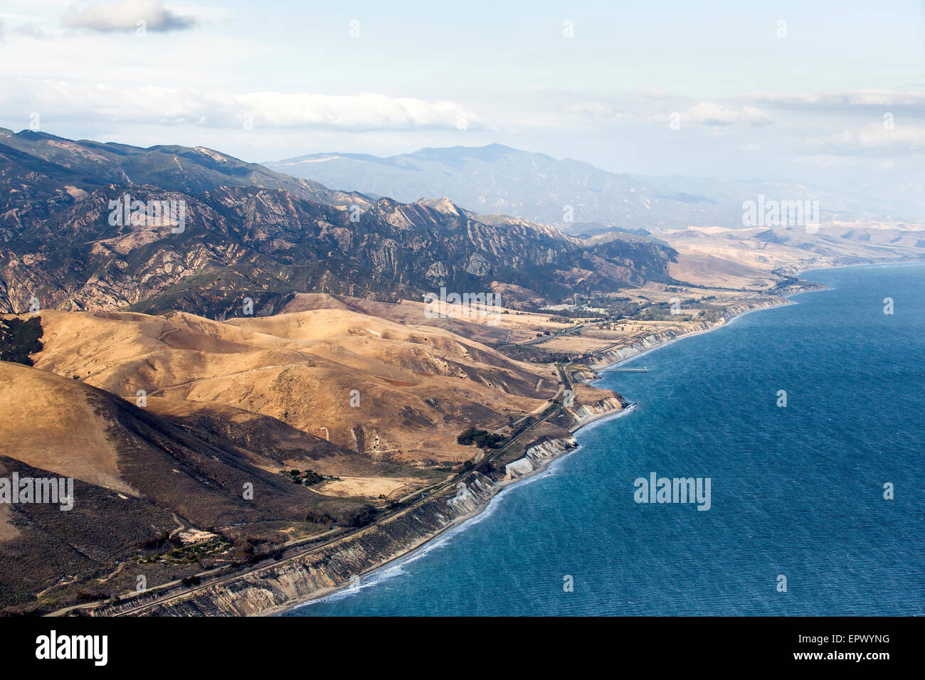 Santa Barbara, Californie, USA. 21 mai, 2015. Une vue aérienne de la Gaviota coast à Santa Barbara County, site d'un déversement important de pétrole après la rupture d'un pipeline de déversements des dizaines de milliers de gallons de pétrole brut le long de la côte. Crédit : Scott London/Alamy Live News Banque D'Images