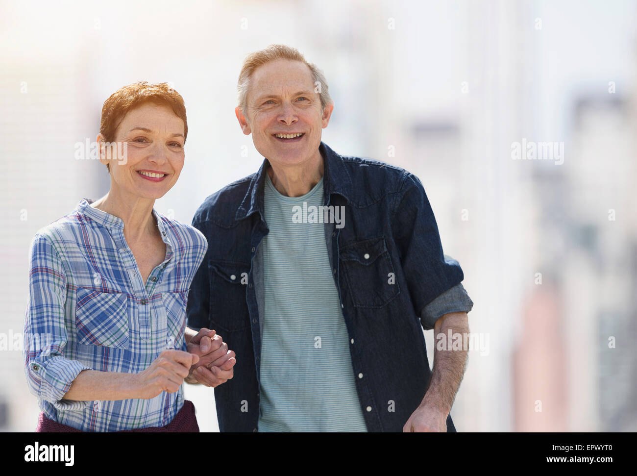 Outdoor portrait of smiling senior couple Banque D'Images