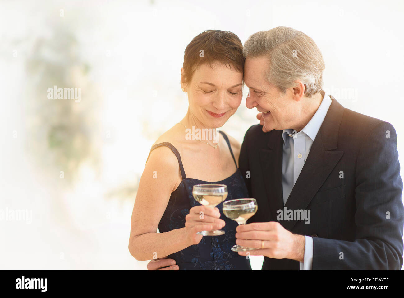 Couple Elegant Qui Celebrent Leur Anniversaire Avec Coupe De Champagne Photo Stock Alamy Couple Elegant Qui Celebrent Leur Anniversaire Avec Coupe De Champagne Photo Stock Alamy