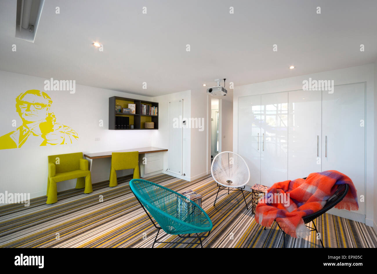 Chaises et l'art de mur dans la salle de séjour intérieur de Burford House, Rue Malmsbury, aubépine, Melbourne, Australie Banque D'Images