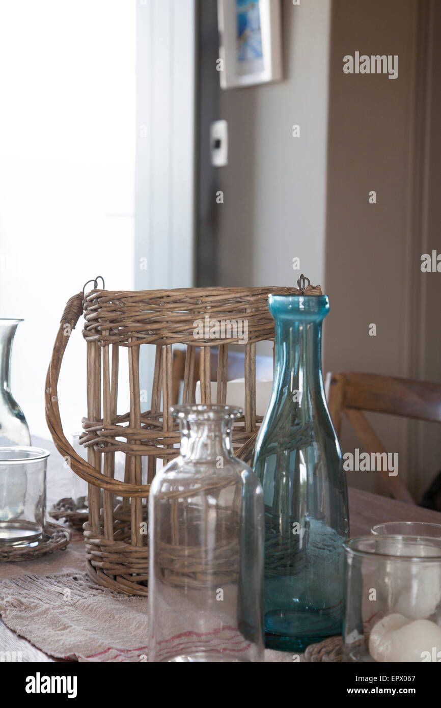 Porte-canne avec divers vases et carafes à décanter set sur lin habiller sur table en bois dans la région de South African Beach House Banque D'Images