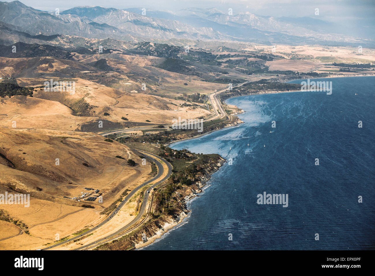 Santa Barbara, Californie, USA. 21 mai, 2015. Une vue aérienne de la nappe de pétrole à Refugio State Beach après la rupture d'un pipeline de déversements des dizaines de milliers de gallons de pétrole brut sur la côte de Santa Barbara. Crédit : Scott London/Alamy Live News Banque D'Images