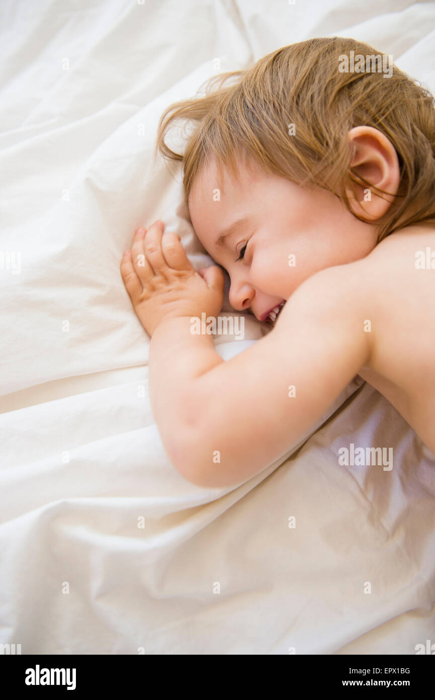 Girl (2-3) playing on bed Banque D'Images