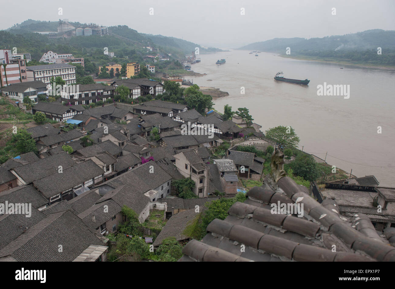 Chongqing. 22 mai, 2015. Photo prise le 22 mai 2015 montre en Songji bâtiments, ancienne ville du sud-ouest de la Chine Chongqing. La ville, située le long de la rivière Yangtze, était un lieu animé de Ming (1368-1644) et Qing (1636-1912) en raison de la dynasties des quais ici. Comme le chemin de fer et le transport routier développé dans les temps modernes, la ville tomba en décadence, mais les anciens bâtiments subsistent encore. © Chen Cheng/Xinhua/Alamy Live News Banque D'Images