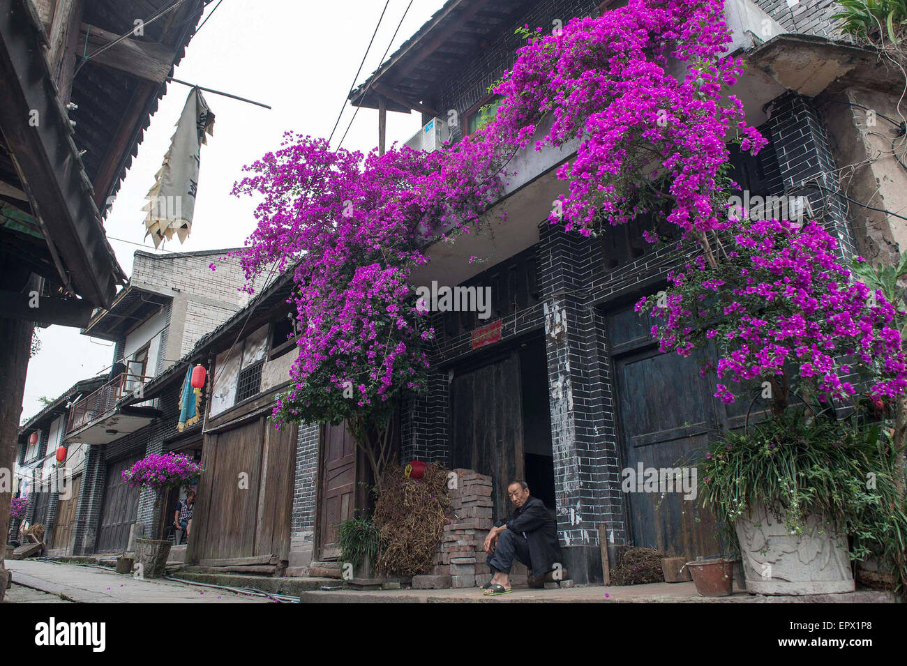 Chongqing, China's Chongqing. 22 mai, 2015. Les sections locales reste dans une ruelle dans Songji ville ancienne, au sud-ouest de la Chine Chongqing, le 22 mai 2015. La ville, située le long de la rivière Yangtze, était un lieu animé de Ming (1368-1644) et Qing (1636-1912) en raison de la dynasties des quais ici. Comme le chemin de fer et le transport routier développé dans les temps modernes, la ville tomba en décadence, mais les anciens bâtiments subsistent encore. © Chen Cheng/Xinhua/Alamy Live News Banque D'Images