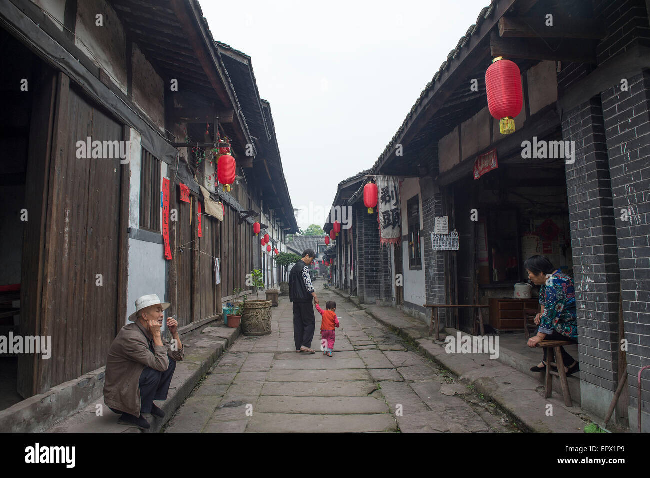 Chongqing. 22 mai, 2015. Photo prise le 22 mai 2015 montre une allée dans Songji ville ancienne, au sud-ouest de la Chine Chongqing. La ville, située le long de la rivière Yangtze, était un lieu animé de Ming (1368-1644) et Qing (1636-1912) en raison de la dynasties des quais ici. Comme le chemin de fer et le transport routier développé dans les temps modernes, la ville tomba en décadence, mais les anciens bâtiments subsistent encore. © Chen Cheng/Xinhua/Alamy Live News Banque D'Images