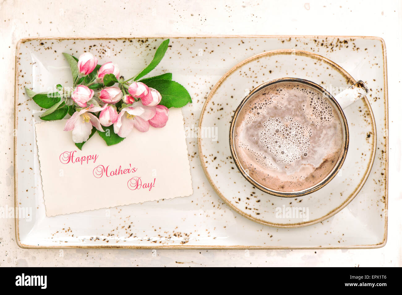 Chocolat chaud avec fleurs et greetimgs carte. Boisson au cacao avec mousse de lait. Happy Mother's Day ! Banque D'Images