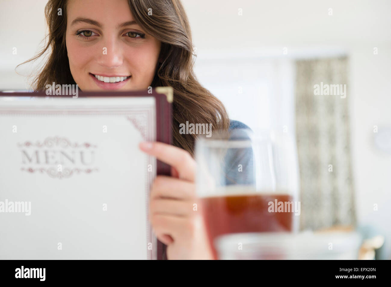 Femme dans le menu lecture Banque D'Images