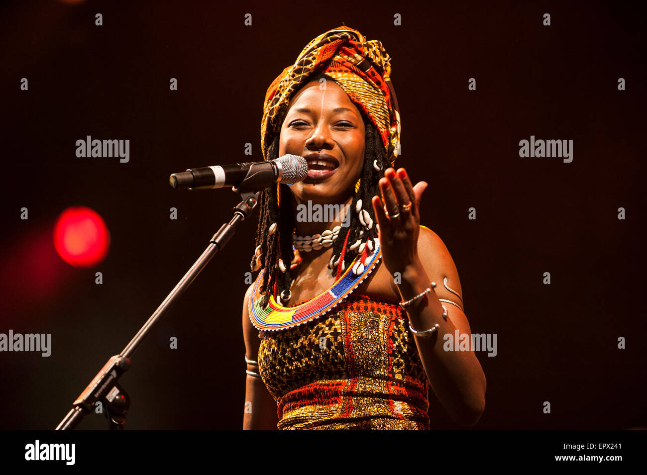 Fatoumata Diawara & Roberto Fonseca performing live at music festival WOMAD, Charlton Park, Angleterre, Royaume-Uni. 27 juillet 2015. Banque D'Images