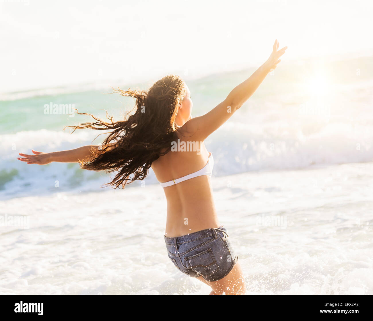 USA, Floride, Jupiter, Woman having fun on beach Banque D'Images