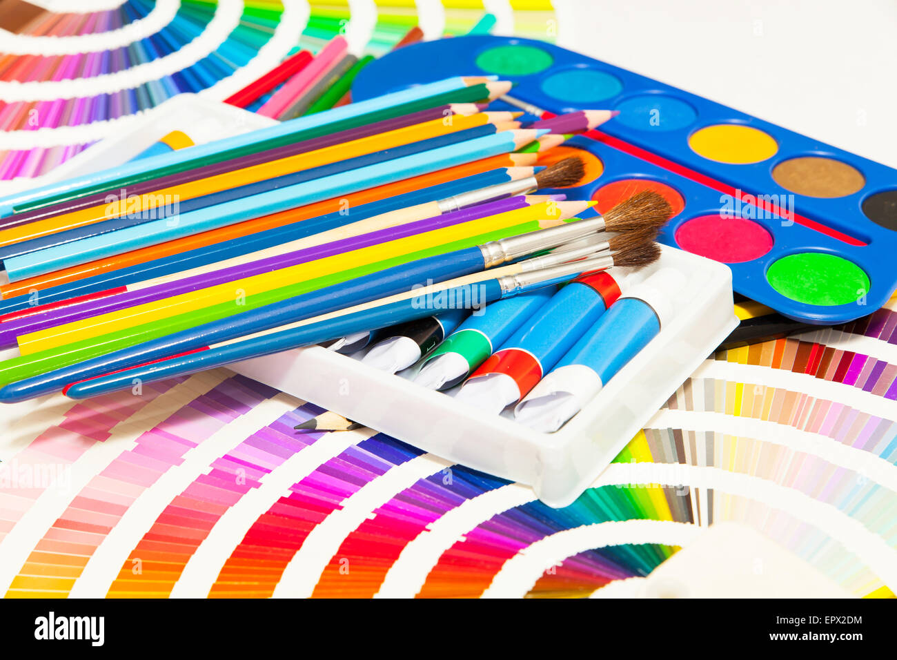 Des crayons, de la peinture et des couleurs de toutes les couleurs Banque D'Images