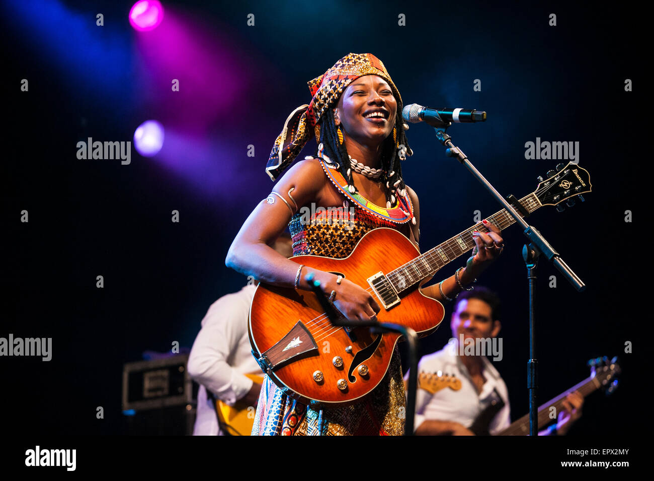 Fatoumata Diawara & Roberto Fonseca performing live at music festival WOMAD, Charlton Park, Angleterre, Royaume-Uni. 27 juillet 2015. Banque D'Images