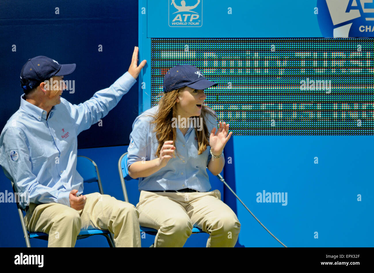 Aegon Tennis Championships, Queens Club, Londres, juin 10e 2014. Des juges de ligne réagir à l'intérieur près de tomber sur Banque D'Images