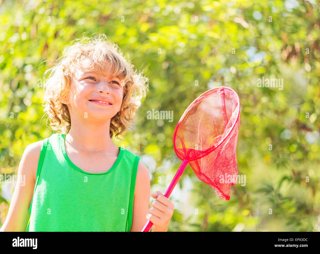 Boy (8-9) holding butterfly net Banque D'Images