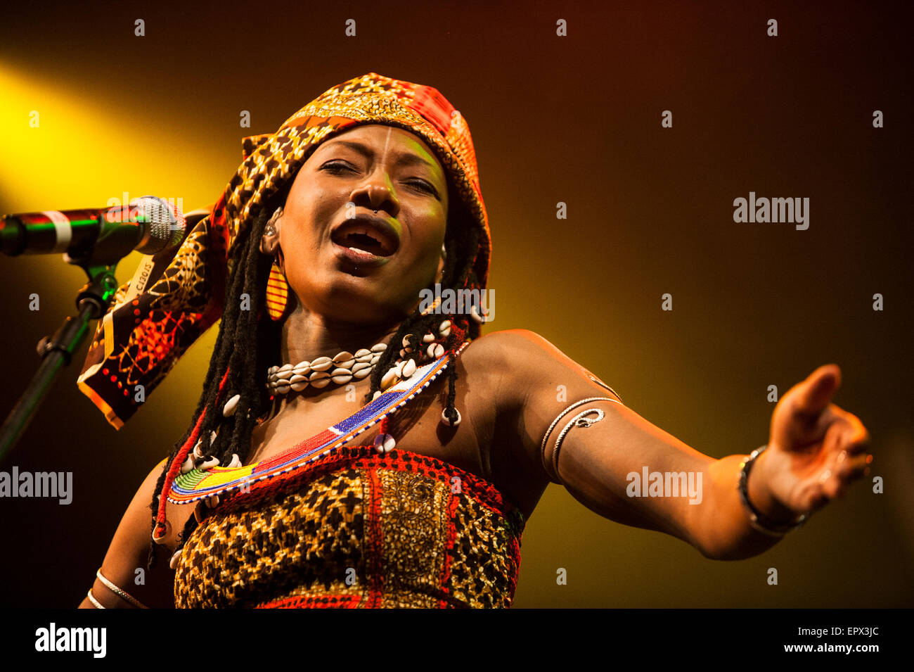 Fatoumata Diawara & Roberto Fonseca performing live at music festival WOMAD, Charlton Park, Angleterre, Royaume-Uni. 27 juillet 2015. Banque D'Images